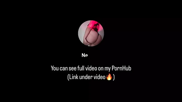 Грязна девчонка в колготках трясет и трогает свою жопу