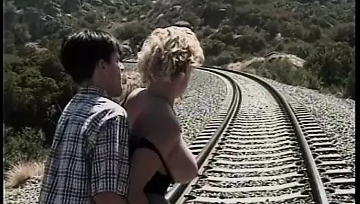 Azgın sarışın sürtük alır onu büyük göğüsleri yaladı önce emme ve kahrolası bir horoz