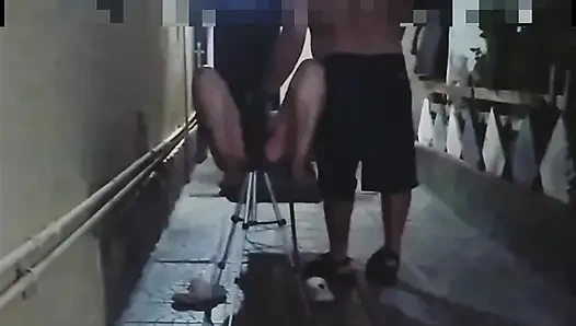 Dışarıda, halka açık yerde komşuyla uğraşmak