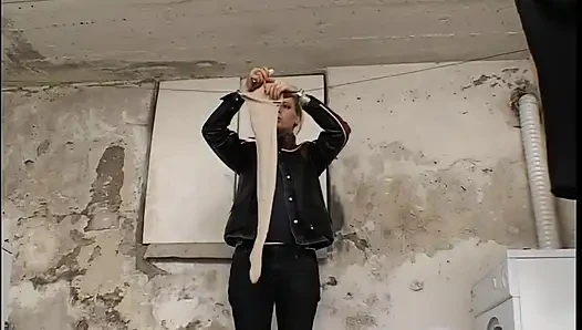 Sarışın bebeğin vahşi çamaşır odasında elle muamele ve orgazm