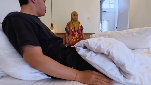 Hintli tesettürlü, üvey anne ve üvey oğlunun lezzetli ev yapımı seksi