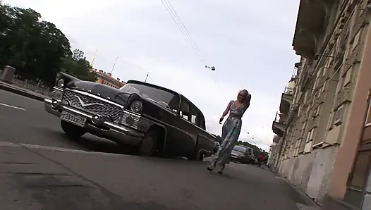Sarışın ateşli kız iki azgın adamla üçlü sekse gitmeden önce sokakta teşhir ediyor ve işiyor