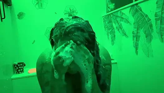 Tombul dövmeli gotik orta yaşlı seksi kadın ıslak duştan hoşlanıyor