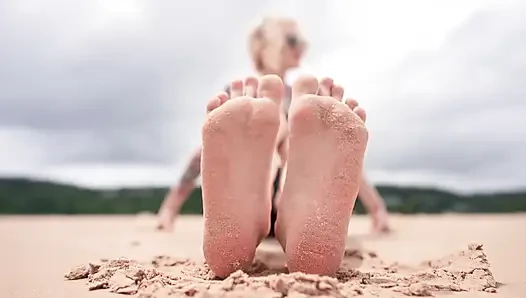 Halka açık plajda ayaklarıma tap ve boşalma iznimi al