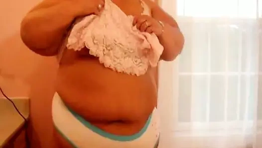 Küçük mükemmel memeler üzerinde büyük kollar ve büyük göt areolas