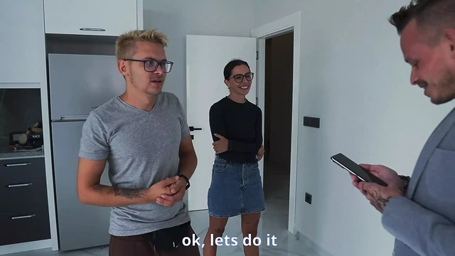 Куколд муж наблюдает, как его жену трахают сзади!