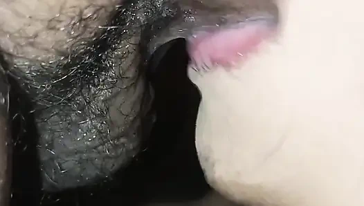 Penisini boğazından çıkarmadan emdi, sadece tamamen yumuşakken durdu.