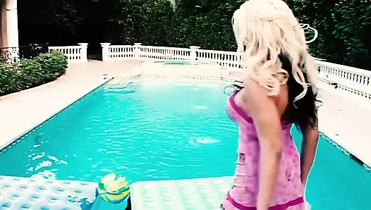 Michelle Mclaren ıslak deliğine yarak alıyor