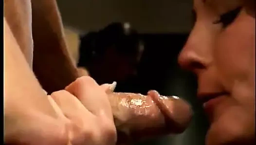 Muhteşem esmer yarak emiyor ve sonra sikiliyor