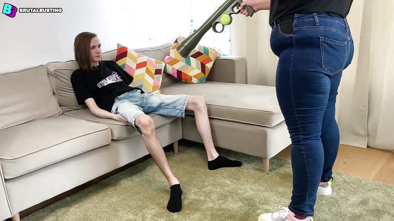 Testis patlaması! Kasık kısmı bizden çok nefret ediyor haha! - Dave Moon - Jennifer - Bbusting (top kırma)