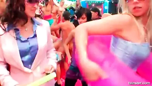 Muhteşem seks bebekleri bir partide lanet