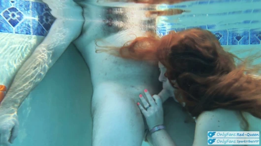 Uzun saçlı kızıl saçlı rapunzel orta yaşlı seksi kadın ile sualtı açık havuzda seks
