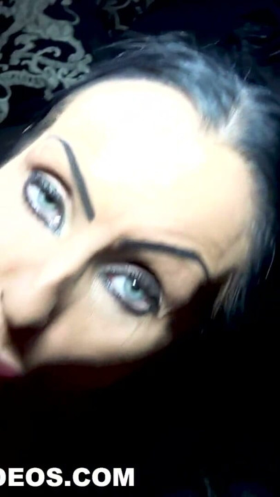 Alman gotik orta yaşlı seksi kadın ilk kez prezervatifsiz sikiliyor | Klip 1