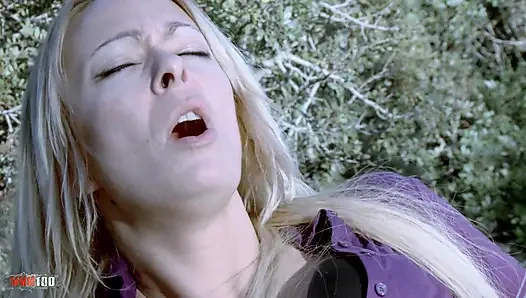 İspanyol orta yaşlı seksi kadın Tamara Dix ile kamyonette yumrukla sikişiyor ve sodomsi