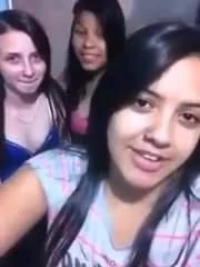 Chicas turnandose para comerse la boca