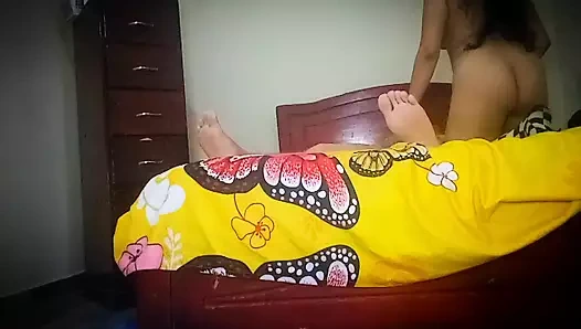 YEŞIL YAŞLı ADAM GENÇ ÜVEY KıZıNı SIKIYOR.