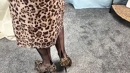 Bayan olgun ayaklar dışarı çıkmak için giyiniyor