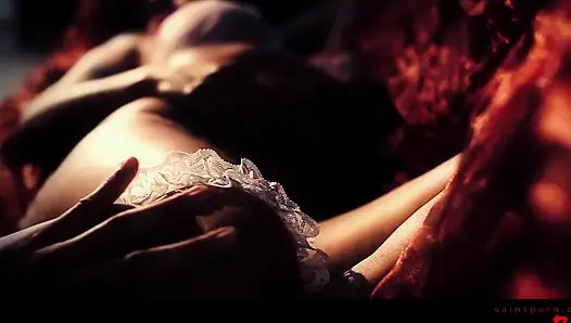 Bella ilk cinsel keşfini yapıyor ve doruk noktasıyla patlıyor