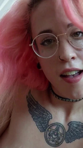 Эмоциональный момент из "Маленькая немецкая юная панка Lilyan в жестком приватном порно с мужиком с огромным членом"