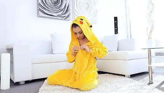 Sevimli gamzeli sevgilim Empera farklı karakterlerle sevişmeye bayılıyor ve bu kez pikachu'yı seçti
