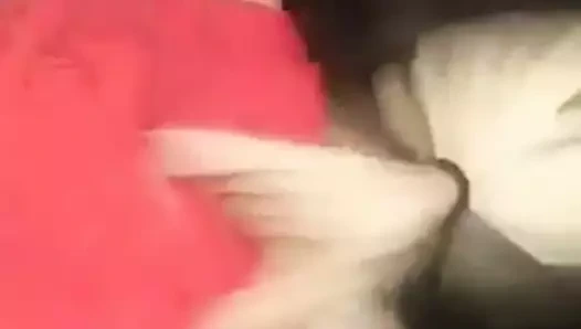 Loirinha gemendo alto na beira da estrada