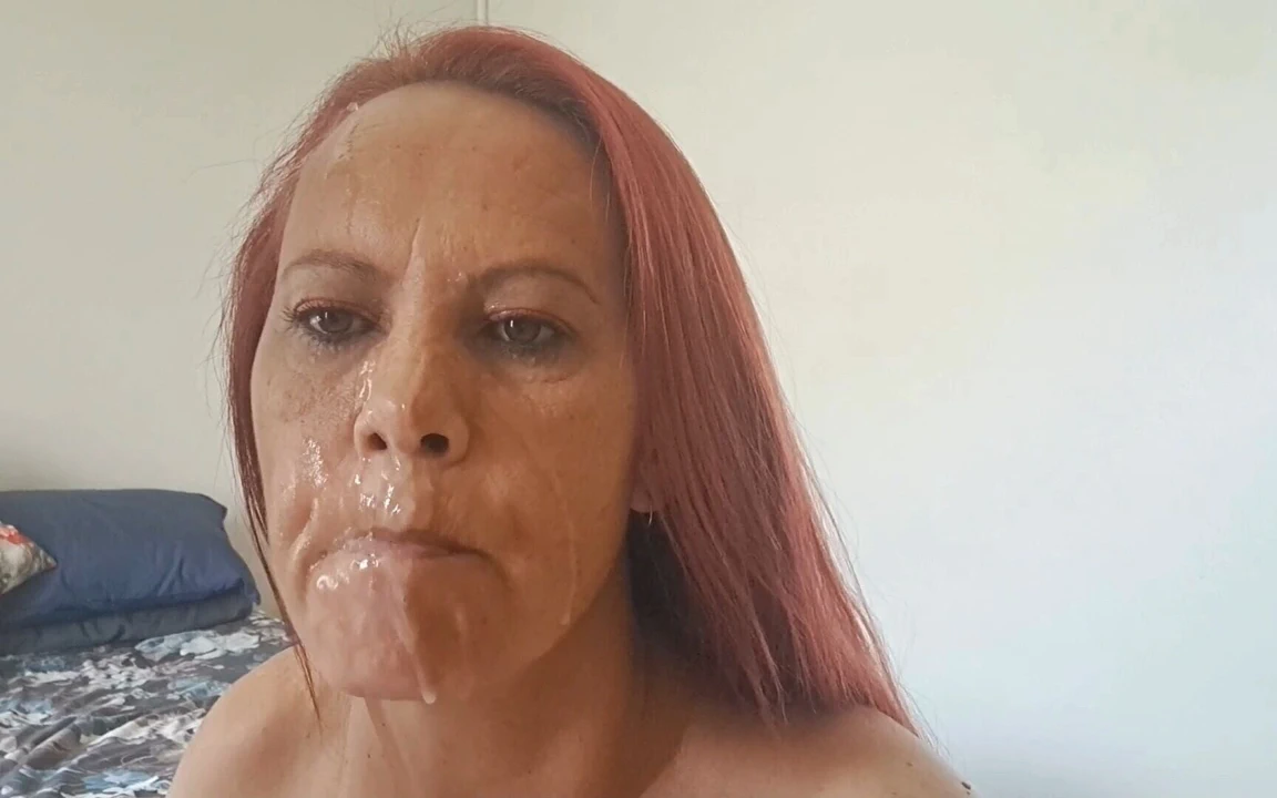 Sigara içen büyük memeli orta yaşlı seksi kadın yarak emiyor, yüzüne büyük boşalma alıyor!