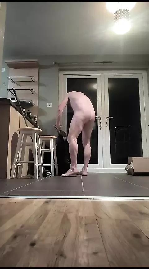 Обнаженная уборщица в наем