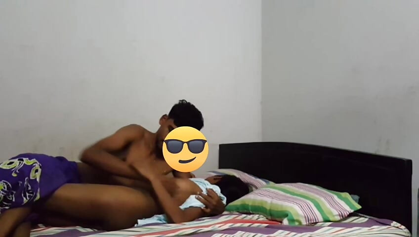 Üvey kız kardeş sadece sikini görmek ve beni sert sikmek istediğimi söylüyor