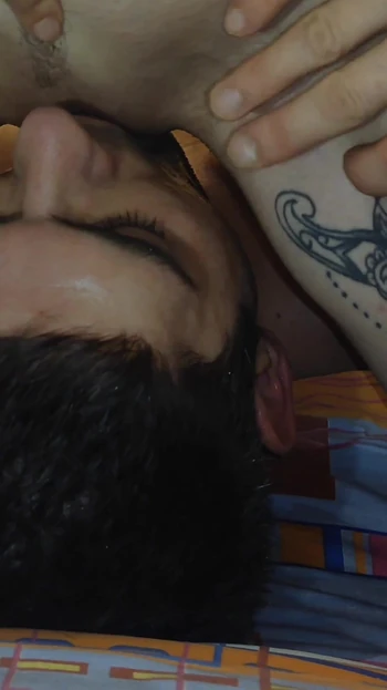 Мощный момент из "ЖЕНА СИДИТ НА ЛИЦЕ И ПИСАЕТ МНЕ В РОТ!!! СКВИРТ В РОТ! ТЯЧЁТ!"