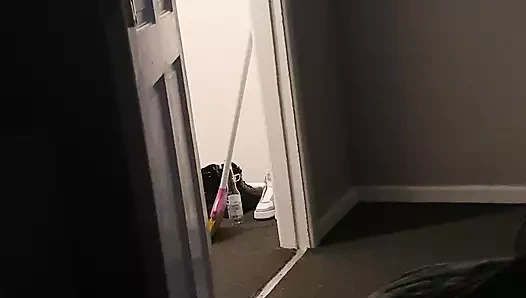 Sürtük hizmetçi etek altında külotsuz üvey oğlunun odasını temizlerken yakalandı