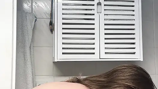 Seins largement choyés et lubrifiés