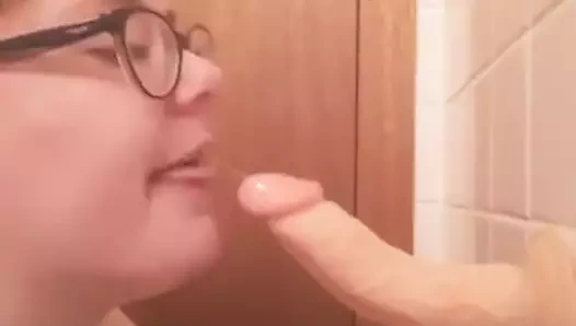 Solgun şişman kızıl saçlı dildoya sakso çekiyor