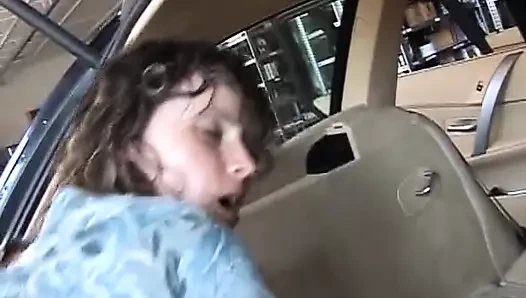 Azgın Alman sürtükler arabanın bagajında şaplak atıyor ve sikiliyor