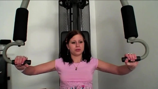 Genç Kızlar Spor Salonu Tutkusunda Yaşlı Biniyor