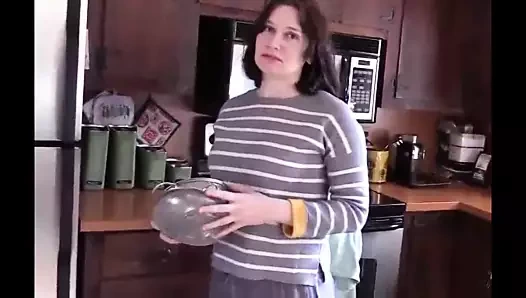 Stiefsohn probiert neue Kamera mit Stiefmutter aus