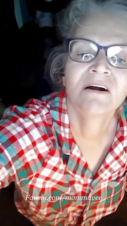 Ateşli olgun çıplak yoga yapıyor ve sonra mastürbasyon yapıyor! Harika orgazm!