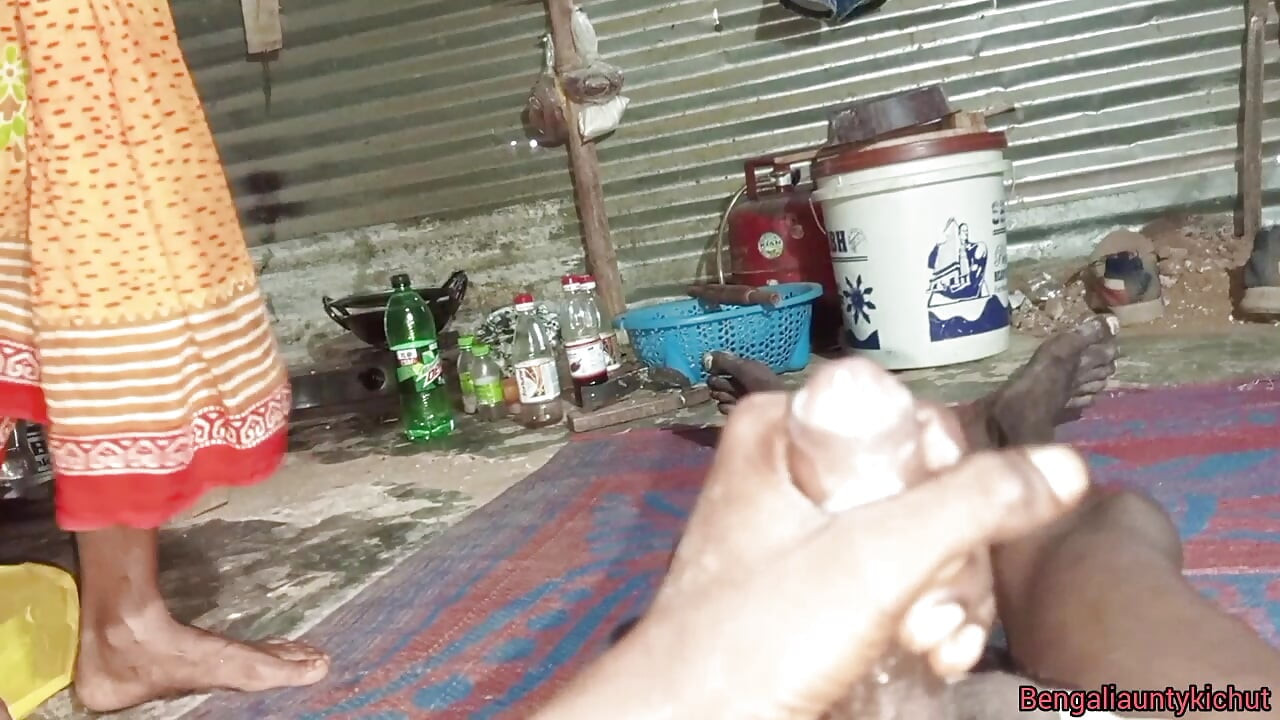 Çok seksi Hintli teyze çılgın sikişiyor ateşli kali chut din mein teyze ko chud diya