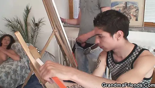 Sıcak büyükanne ve çocuklar genç üçlü sikme