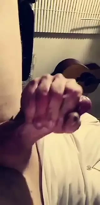 Rik Sean поглаживает его член