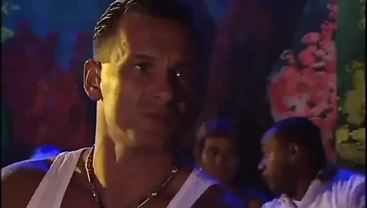 Klasik sürtükler için sert seks canavar siyah ve beyaz yaraklarla sikiliyor (tam film)