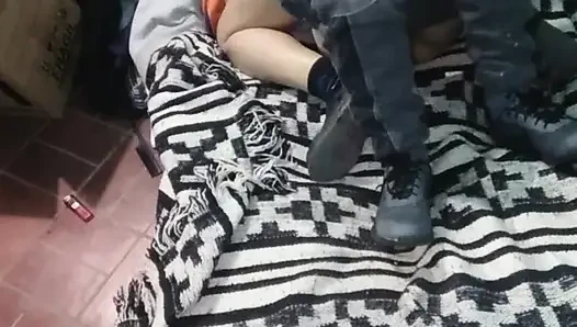 Montanolu kız yerdeki yatakla giyiniyor