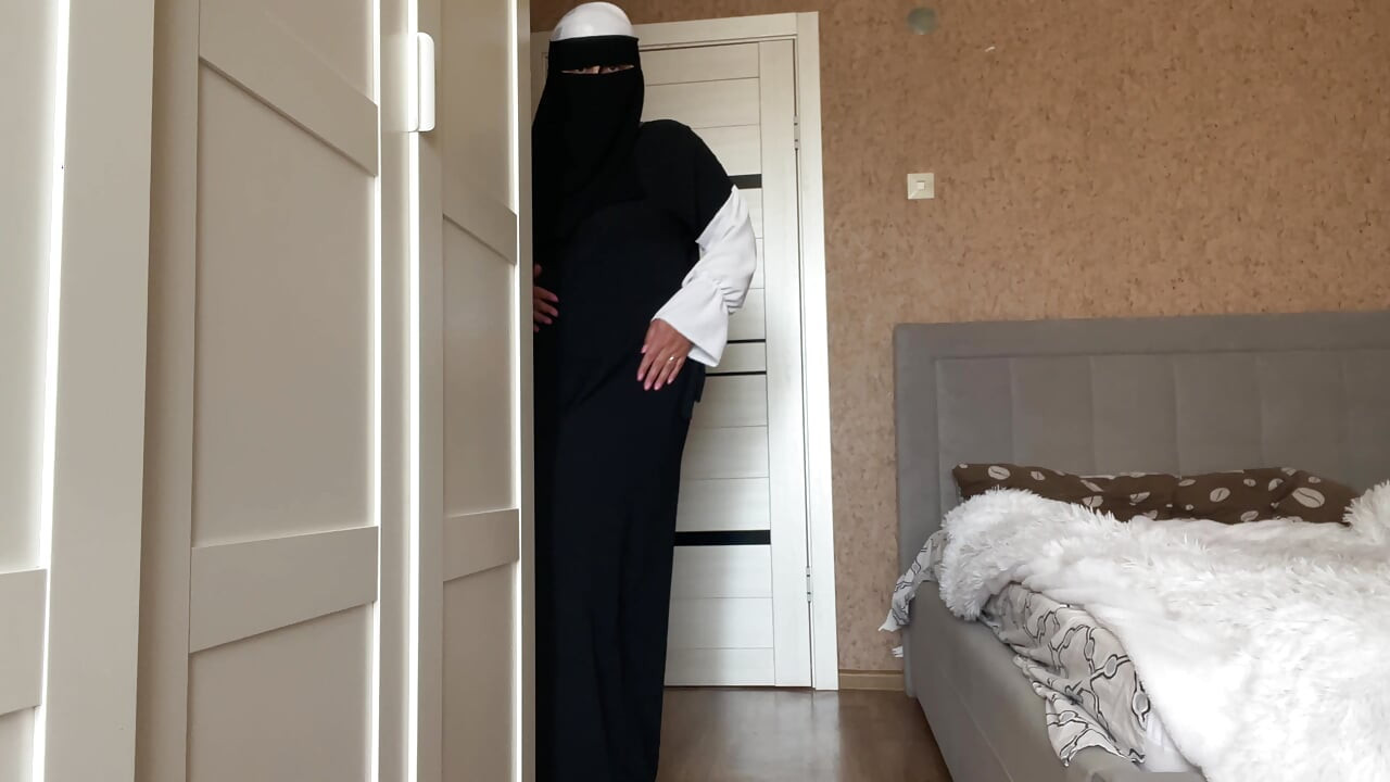 Seksi arab kadın ile büyük memeler masturbates kedi için orgazm