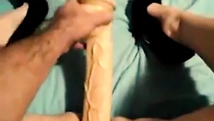 Riesen Dildo Reingesteckt