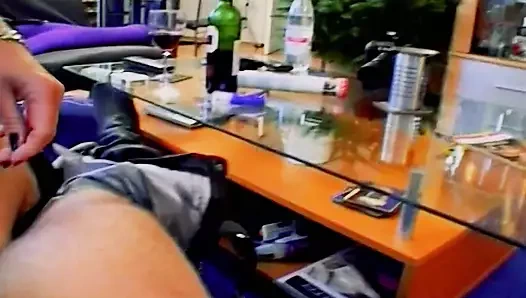 Koyu saçlı yaşlı bir Alman bayan sert bir horoz emmeyi sever