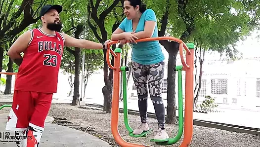 Komşumun fahişesini parkta buluyorum ve beni evinde onu sikmeye davet ediyor tam hikaye