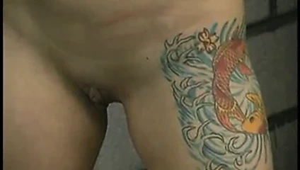 Dövmeli ve küçük göğüslü esmer