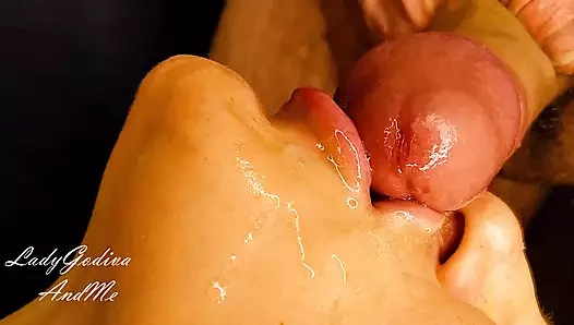 Yakın çekim - ağız, dil ve dudaklarla şehvetli oral seks, taşak yalama ve döl yutma! 💦 Bir sürü tükürük - sürtük evli kadın - amatör