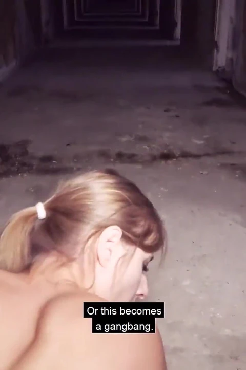 Andy kırık bloklarda piliçleri sikiyor!
