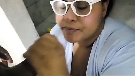 Üvey annemi iç çamaşırlı görüyorum ve sonunda onunla seks yapıyorum