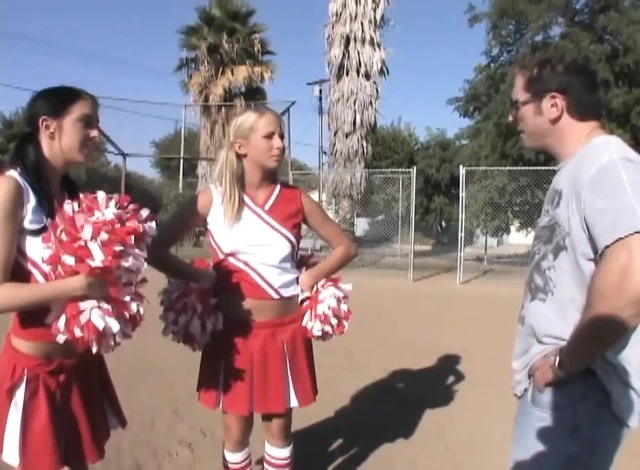 Azgın ponpon kız üçlü grup seks: parmaklama yalama ve üçlü delikli yarak sikişi